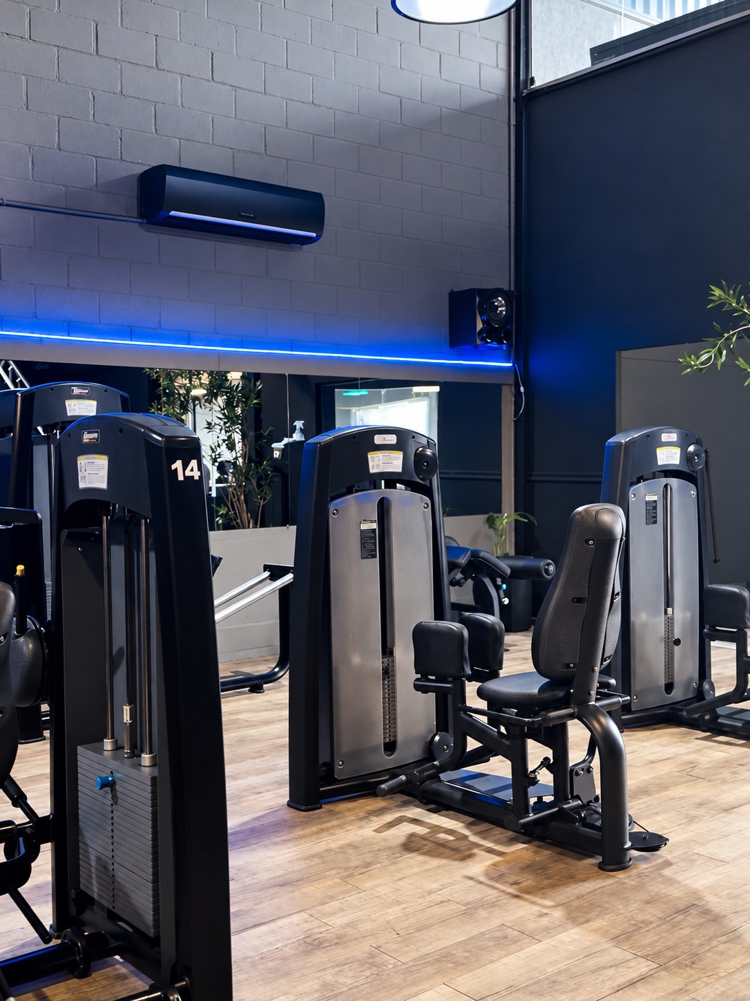 Máquinas de musculação com ar-condicionado e luz azul