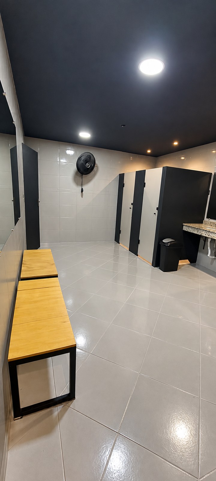 Vestiário reformado com bancos, boxes e lavatórios